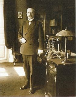 Stålberg in his office -Ståhlberg työhuoneessaan.