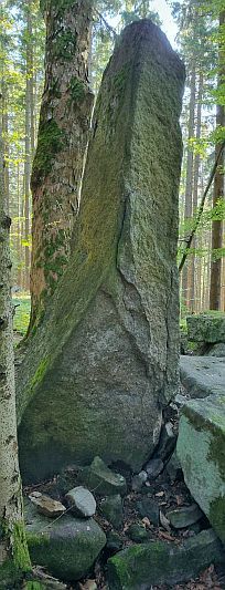 Menhir „Otvírač srdcí“ z blizka