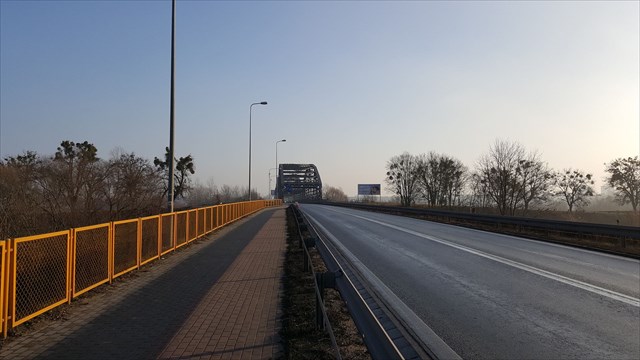 perspektywa drogi prowadzącej do miasta