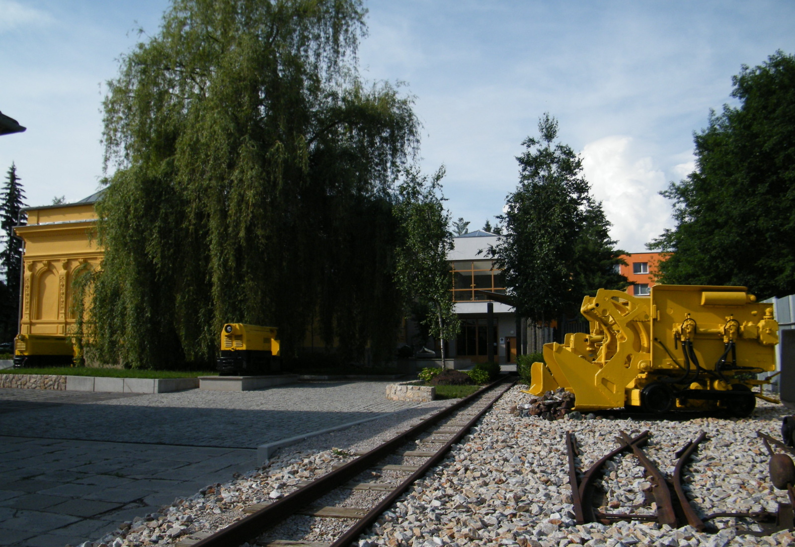 Dvor ZC Sentinel, vzadu nájdete informácie a pokladňu