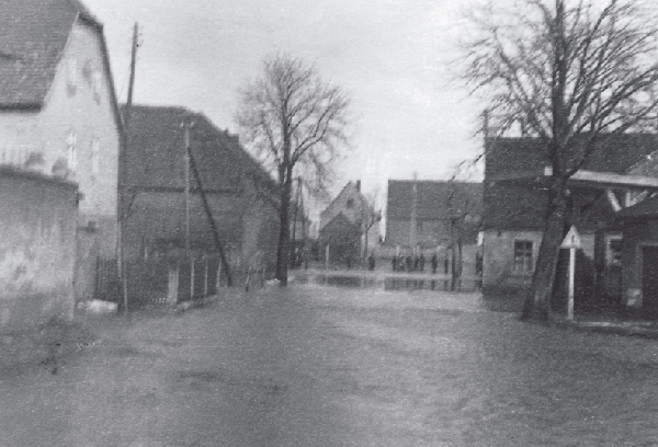 Überschwemmung an der Straße nach Eythra, Frühjahr 1940