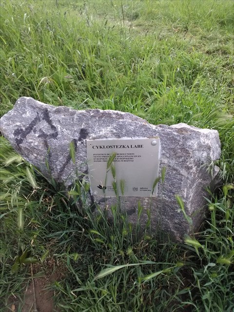 pomník na začátku asfaltové cyklostezky