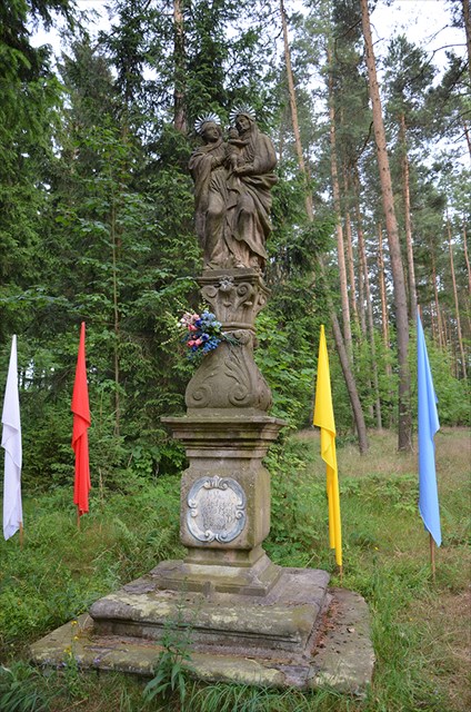 Jedna z kolumn, z figurami, ustawiona obok Drogi procesyjnej