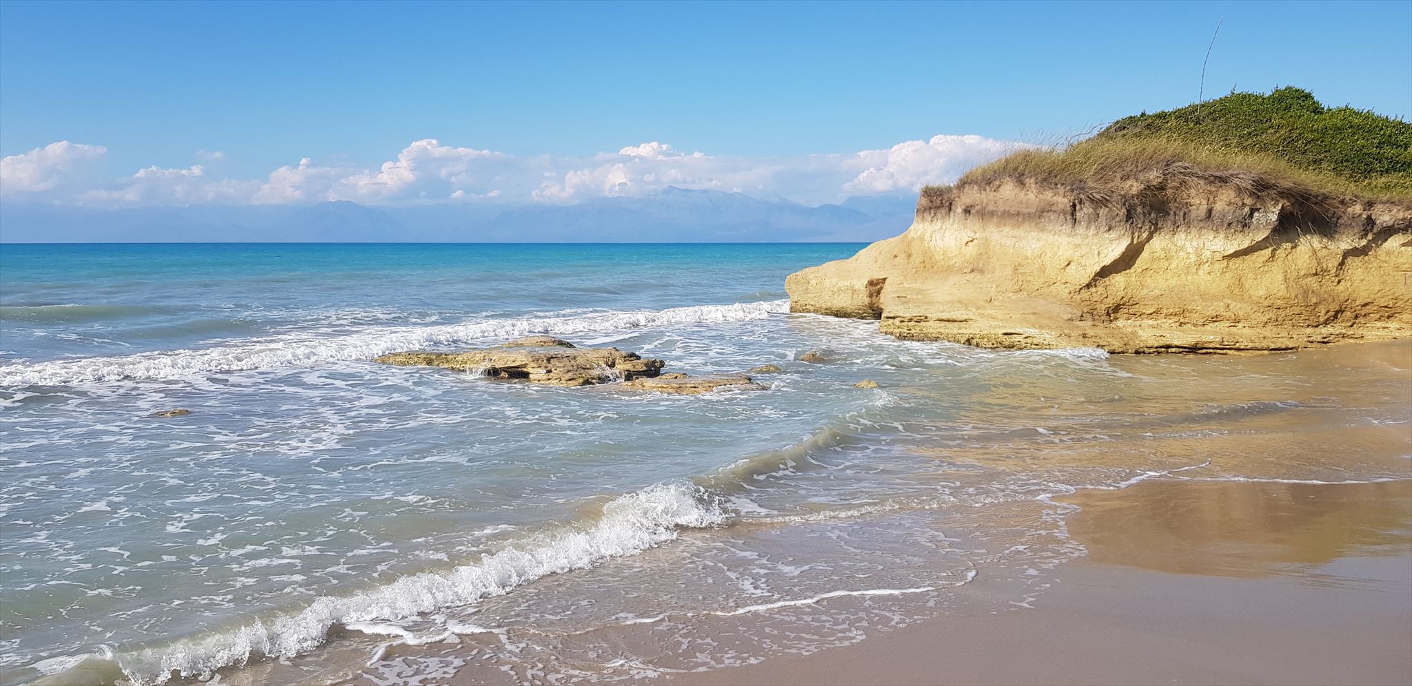 Όμορφη ήσυχη αμμώδης παραλία