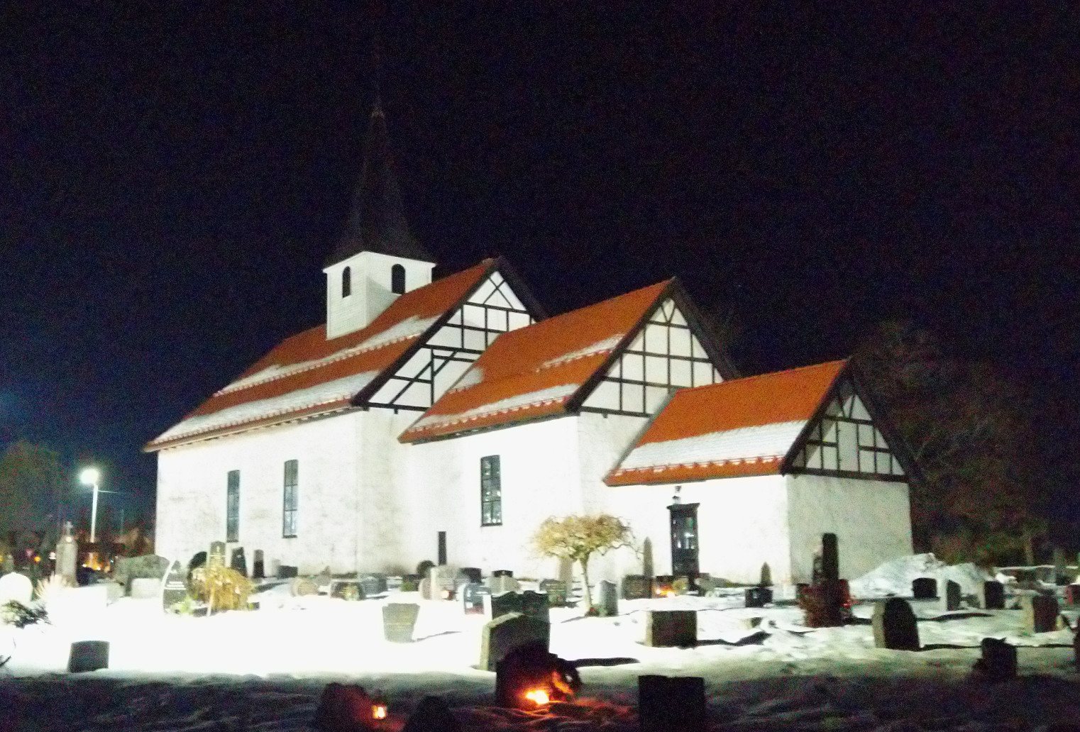 Borre Kirke i flombelysning