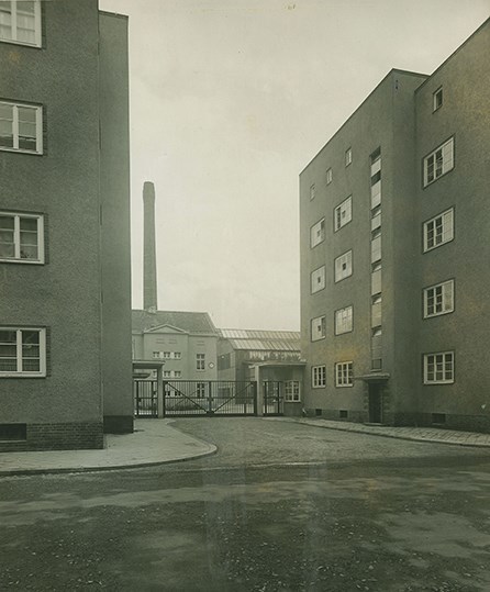 Haupttor Fuhrpark an der Kirchstrasse 12-16. Main gate of the vehicle fleet at Kirchstraße 12-16
