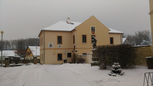 Fara se sochou sv. Jana Nepomuckého