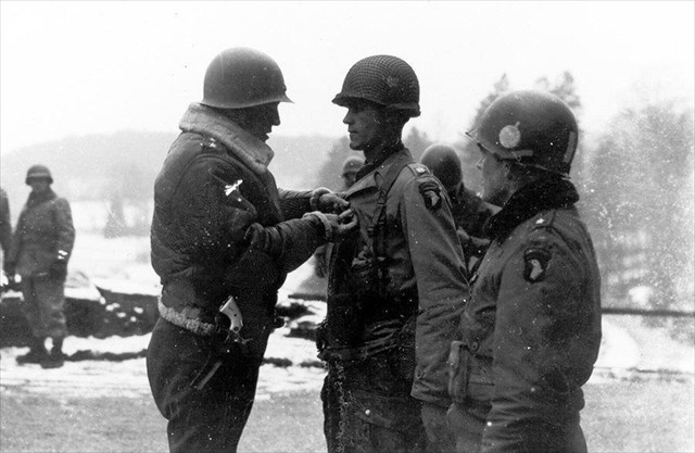 Lieutenant Patton visits Bastogne awards commanders Airborne ...