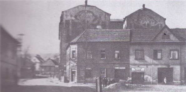 Velká Chuchle 30. léta 20. století, v pozadí náměstí Chuchelských bojovníků i s bývalým obecním úřadem