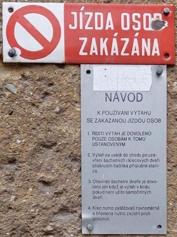 výstražná tabulka umístěná u výtahu