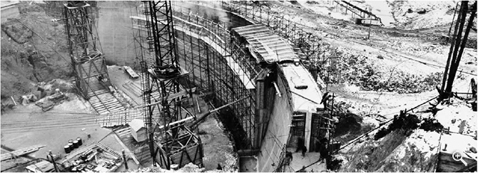 Staudamm während des Baus