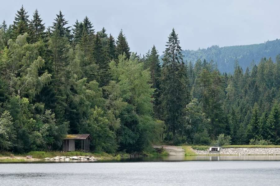 Pohled na levou část hráze