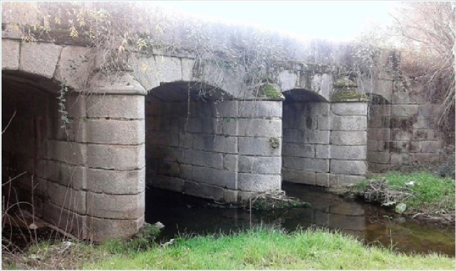 Puente sobre el arroyo del Bodonal en la tapia del monte de Viñuelas