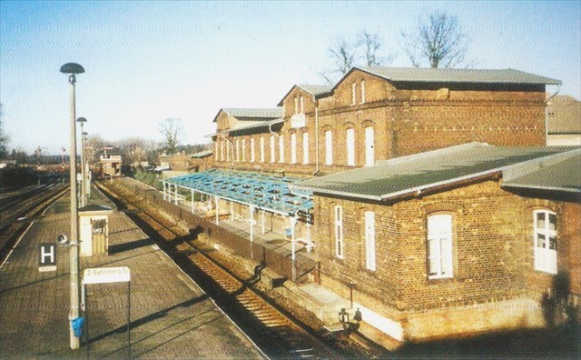 Empfangsgebäude des Bahnhofs im Jahr 1994