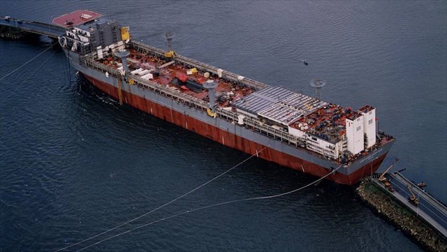 Discoverer Enterprise empotrado na ponte