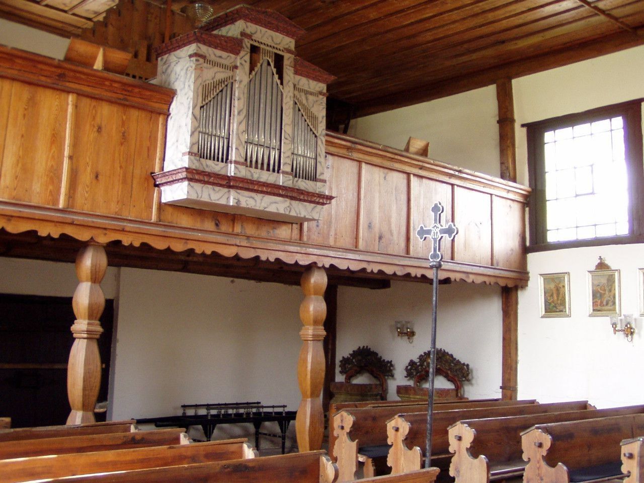 Interiér kostela sv. Mikuláše, Veliny - varhany a interiér