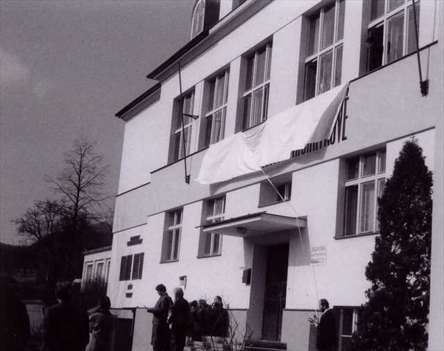 Vrácení názvu školy 2000