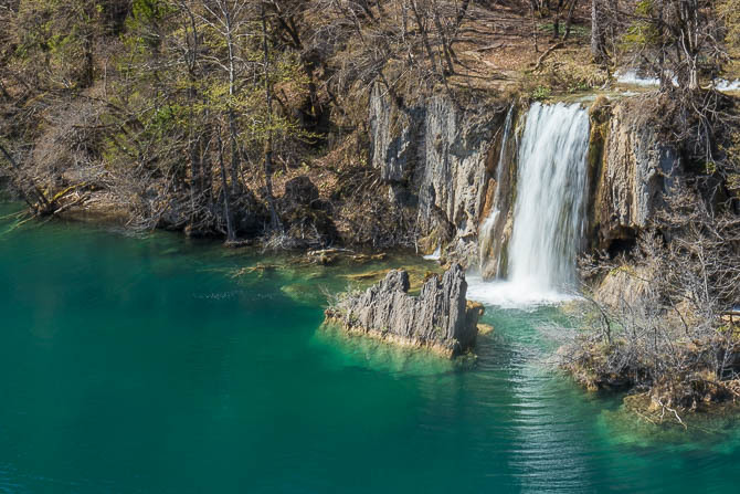 Jarkuše waterfall and Okrugljak lake