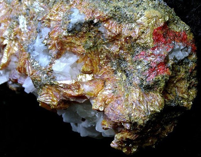 Ruda s minerálmi arzénu - zlatistý auripigment a červeno sfarbený realgár