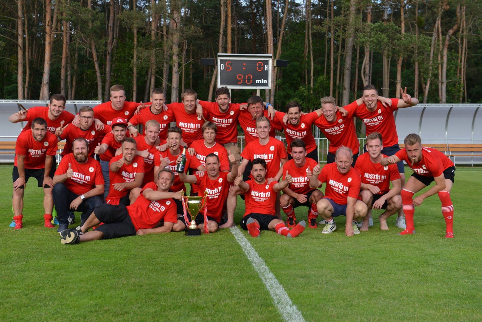 Tým oslavující postup do divize