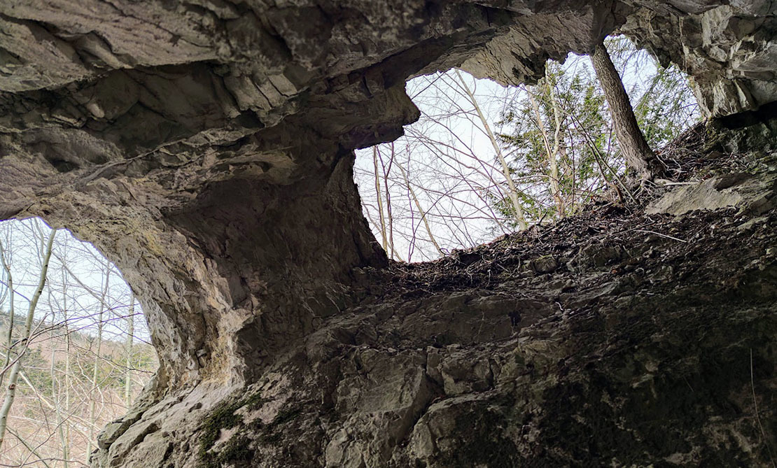 [W4] Okno, pod zvážnicou - fotografia