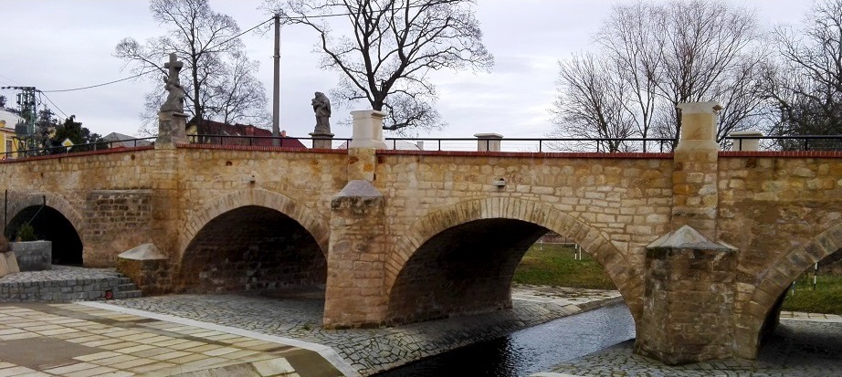 kliknutím na obrázek budete moci porovnat stav mostu před opravou a dnes