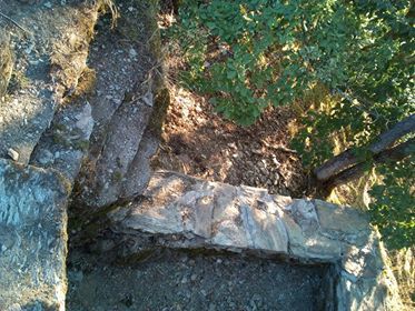 links NEBEN dem Gemäuer suchen (von oben aus gesehen)