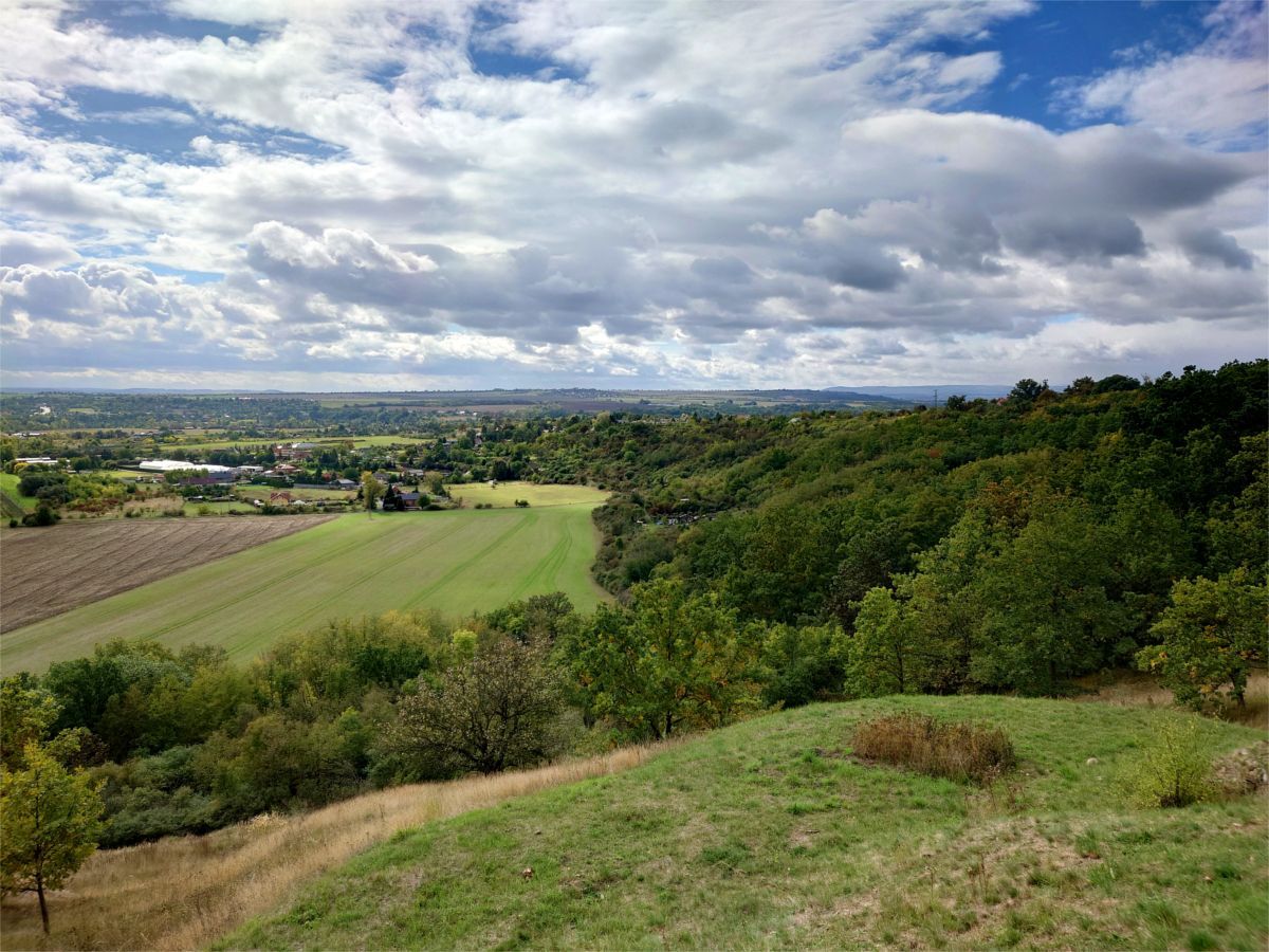 Výhled z lavičky v říjnu 2025 (klikněte pro zobrazení v plné velikosti) Výhled 2025