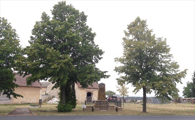 Prostranství u pomníku