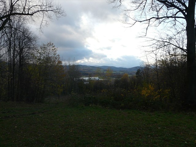 Výhledu přímo na město brání bohužel kříví, hory v dálce už vidět jsou