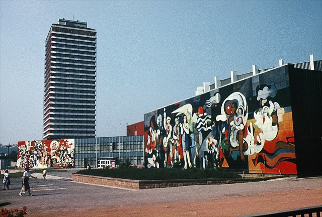 Stadthalle nach der Fertigstellung 1972.jpg
