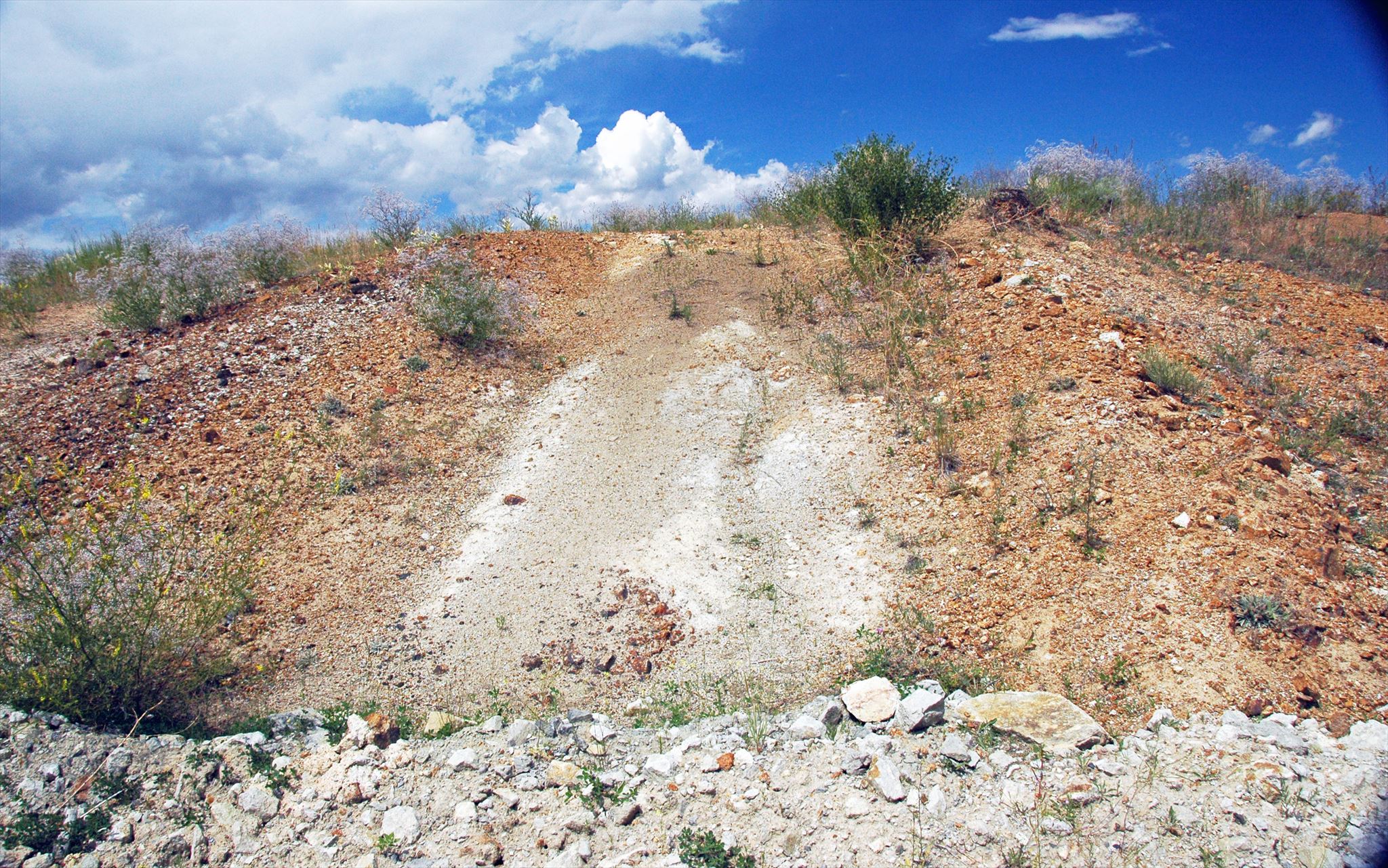 Argilitová zóna - svetlý pás ílových minerálov (prípadne kaolínu) v strede obrázka