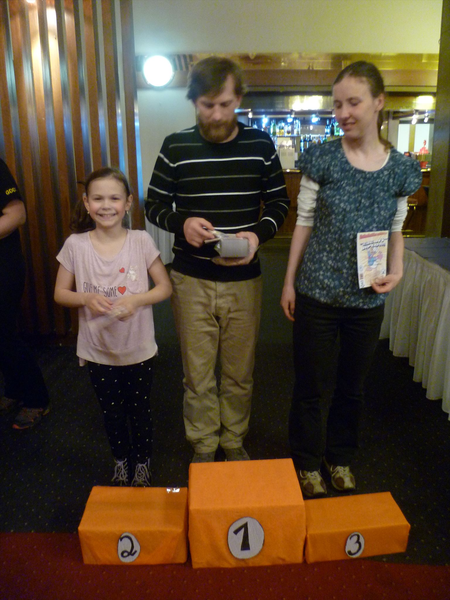  Soutěž v přenášení keší v podřepu 