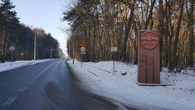 perspektywa drogi prowadzącej do miasta