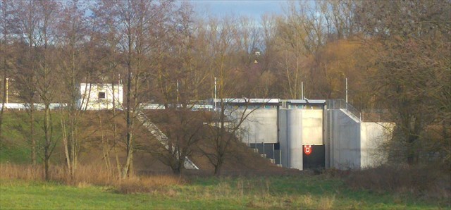 Der Nöttinger Damm und das Durchlassbauwerk von Süden