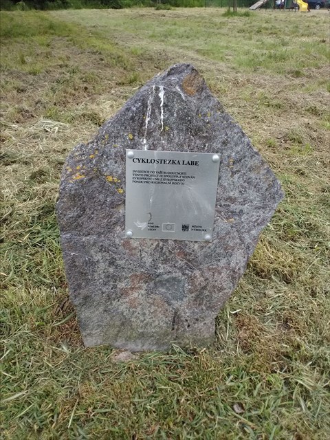 pomník na konci Drahelic - u dětského hřiště