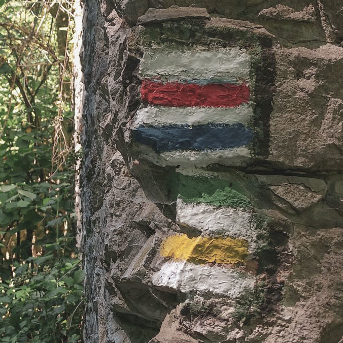 Záber na skalu, všetky 4 farby značiek