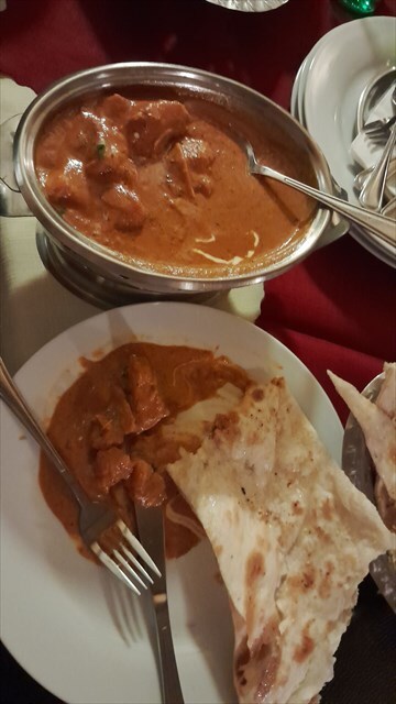 nahoře máslové kuře, dole česnekový naan