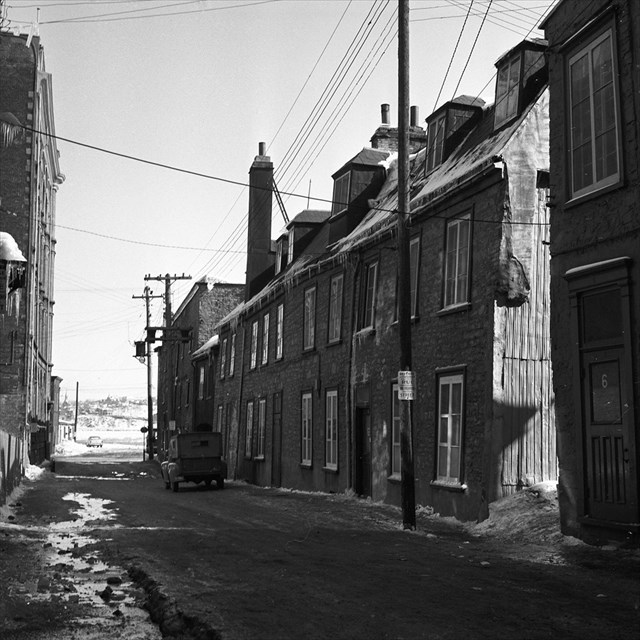 Rue St-Antoine, vue vers le fleuve, 1952 Rue St-Antoine, vue vers le fleuve, 1952