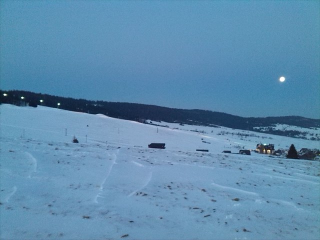 Tam niekde medzi mesiacom a svetlami vleku