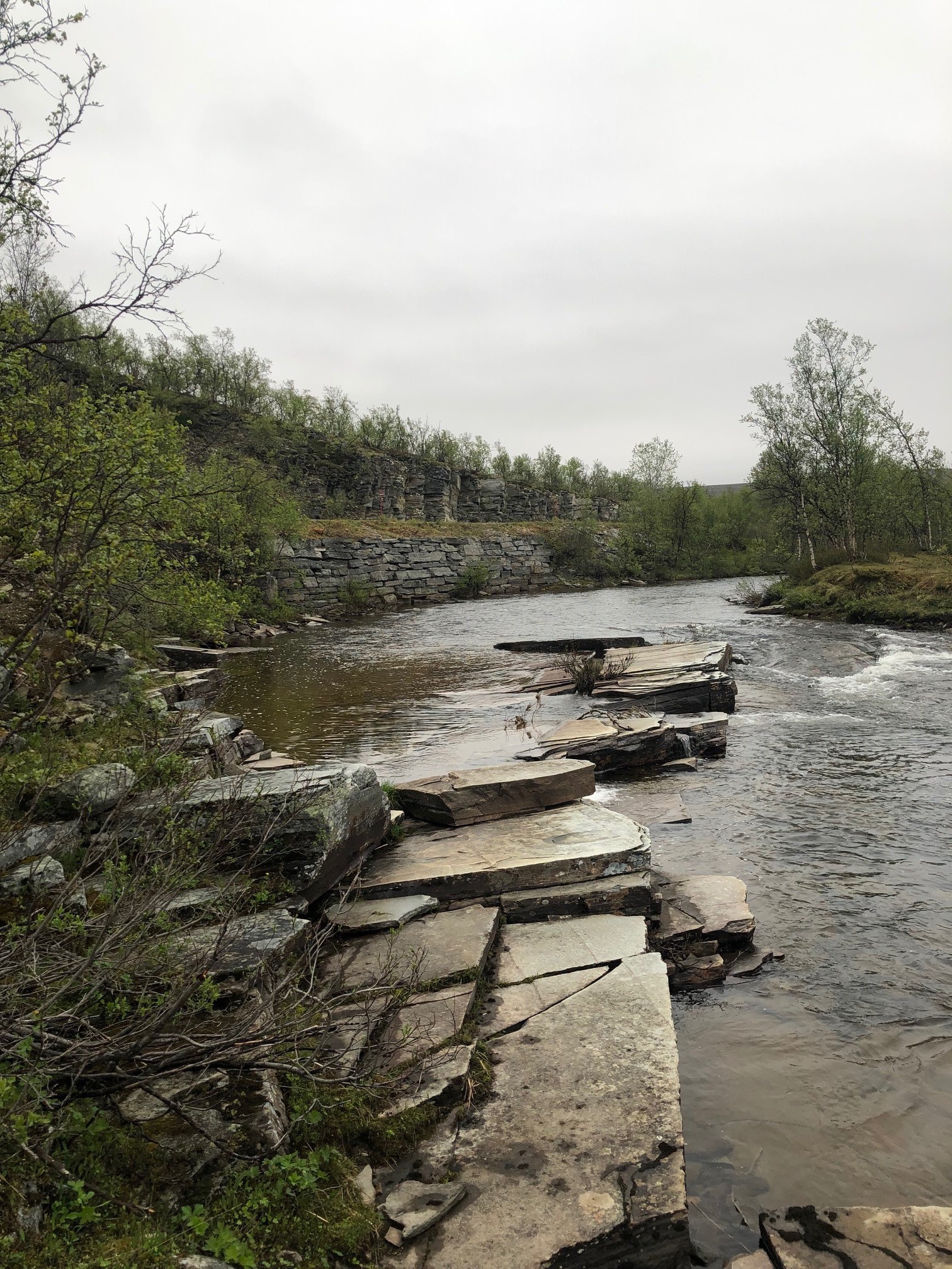 Skiferblokker i elva/Slate stones in the river