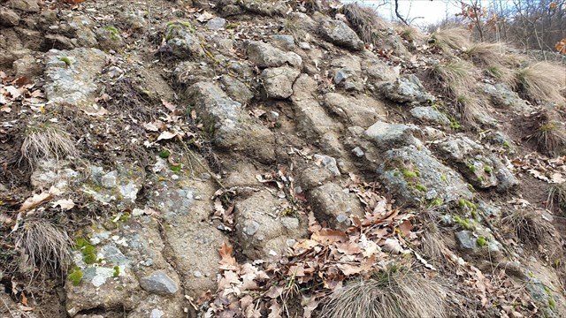 Chaoticky usporiadané úlomky pyroklastického prúdu.