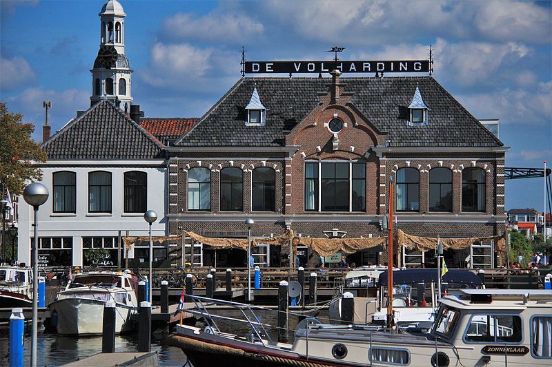 Het rederijgebouw van De Volharding