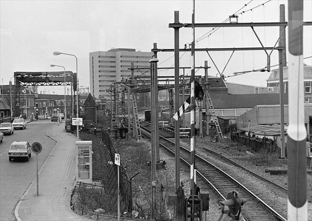 Brug en spoorbrug over het Galgewater, 21 december 1974. De foto door Wim Vos geeft een leuk tijdsbeeld. En het is herkenbaar, want beide bruggen liggen er nog steeds