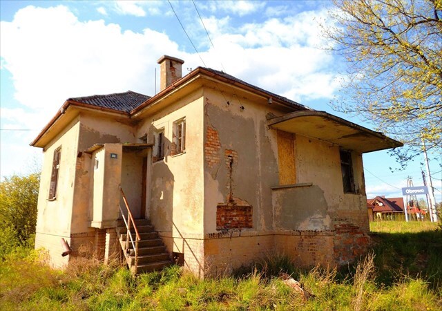 Zdewastowany budynek stacji Obrowo 2017 rok