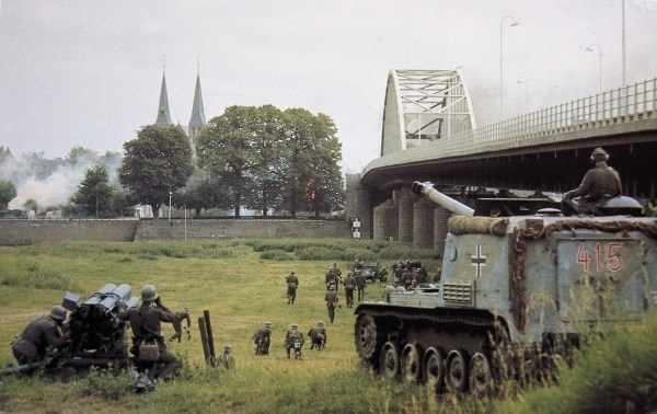Duitse tank naast de brug