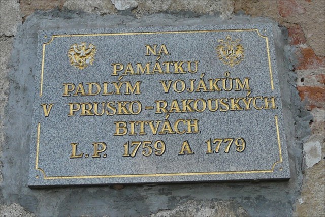 Pamětní desku na památku obětem válek sem umístili členové klubu vojenské historie