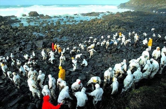 A marea branca limpando o chapapote en 2003