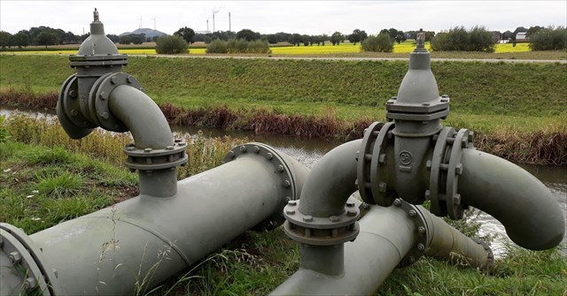 Blick über die Rohre zum "Monte-Scholvino".