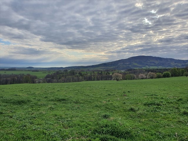 Výhled směrem ke Zlatým Horám a Biskupské kupě